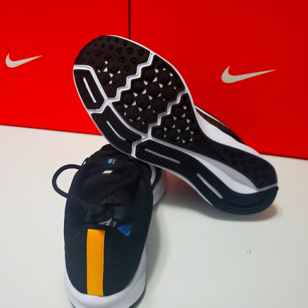 nikes - Picture 3 of 3